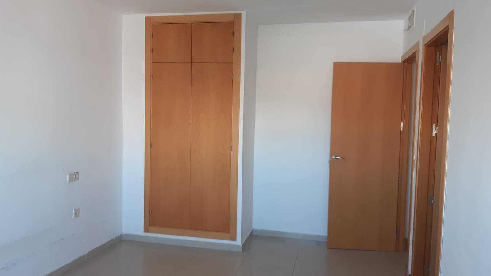 Uno de los dormitorios de uno de los pisos que se pondrán a la venta. Uno de los dormitorios de uno de los pisos que se pondrán a la venta.