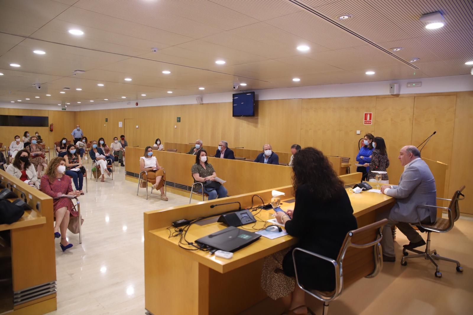 El acto en la Diputación en el que se recibió a los 23 trabajadores sociales de refuerzo.