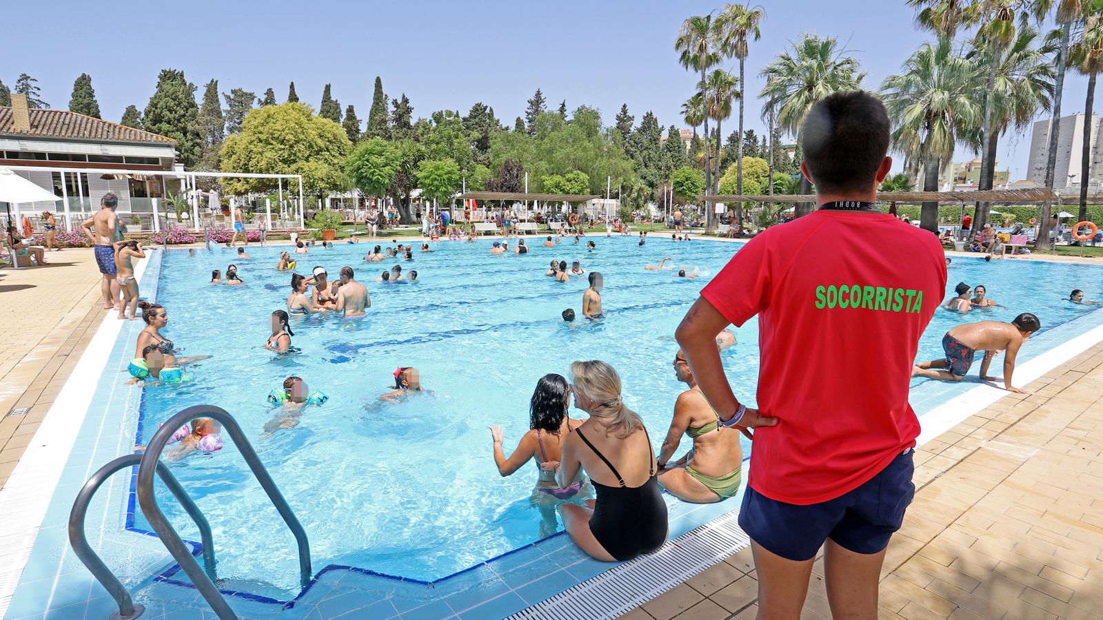 Imágenes del magnífico ambiente en las piscinas del Club Nazaret de Jerez