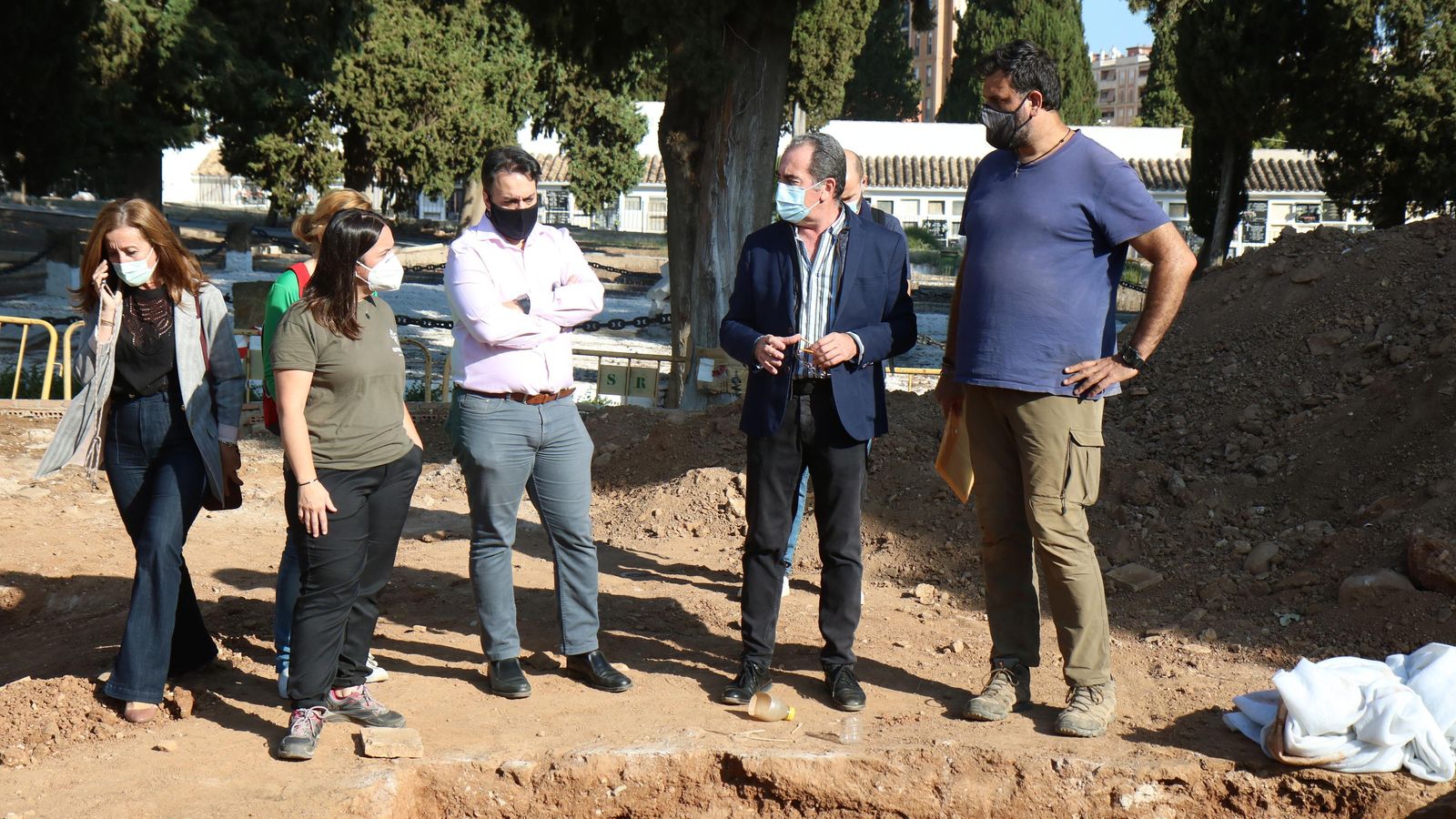 Visita a los trabajaos en el cementerio.