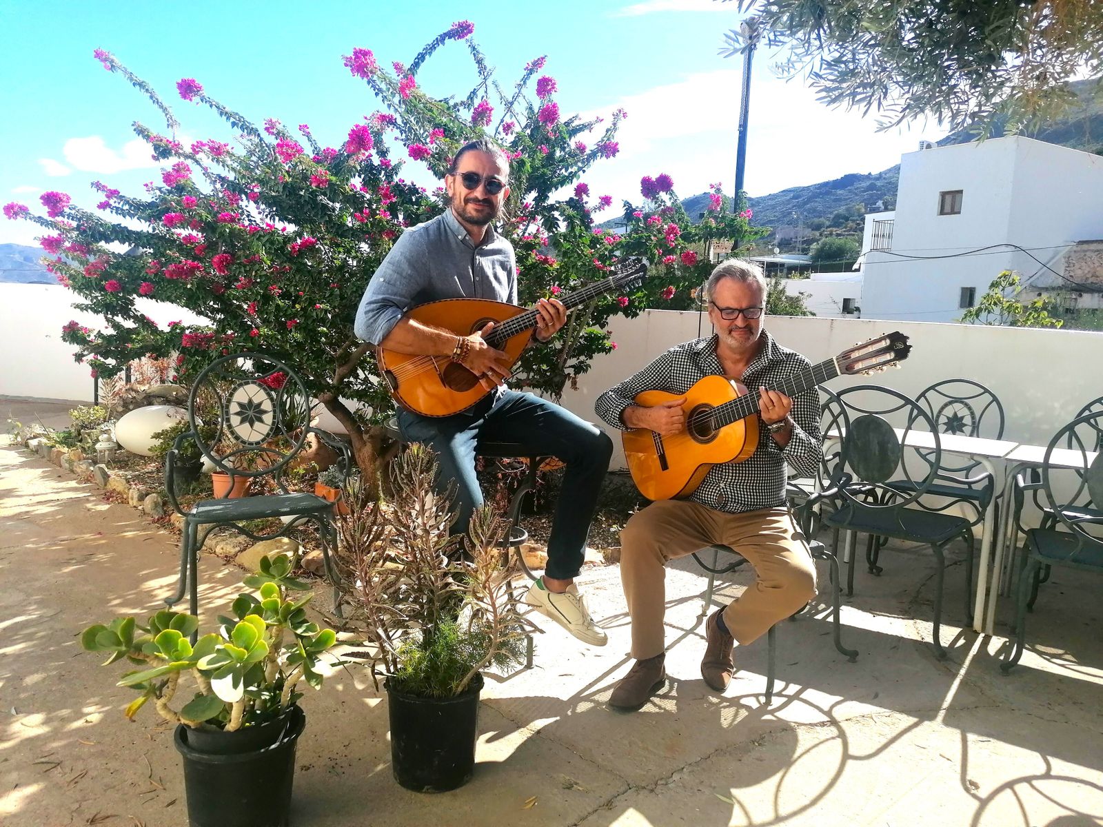 Nadir Ben Mansour junto a Gil Miguel Aniorte en la terraza del Hotel Montesión Luz del Desierto en Lucainena de las Torres.