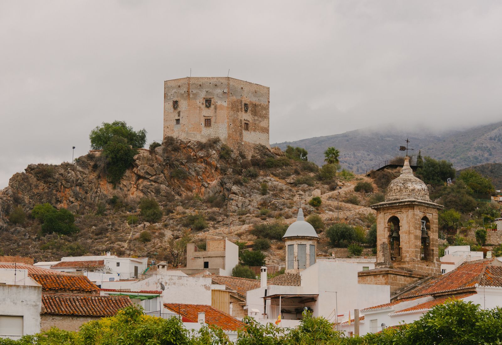 El Ayuntamiento de Vélez de Benaudalla acomente mejoras en el entorno del Castillo