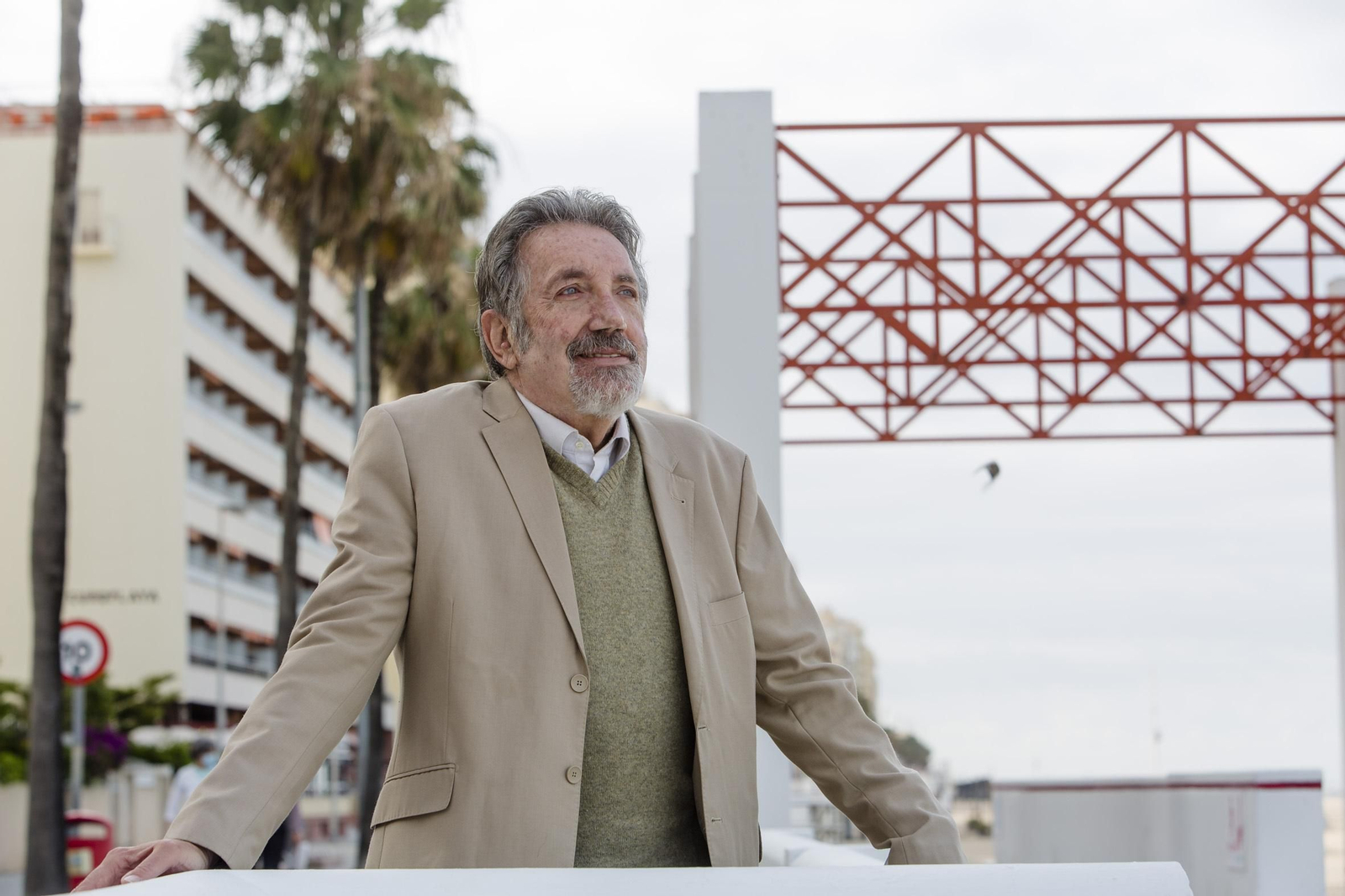 Ángel Flores posa en el Paseo Marítimo de Cádiz. Ángel Flores posa en el Paseo Marítimo de Cádiz.