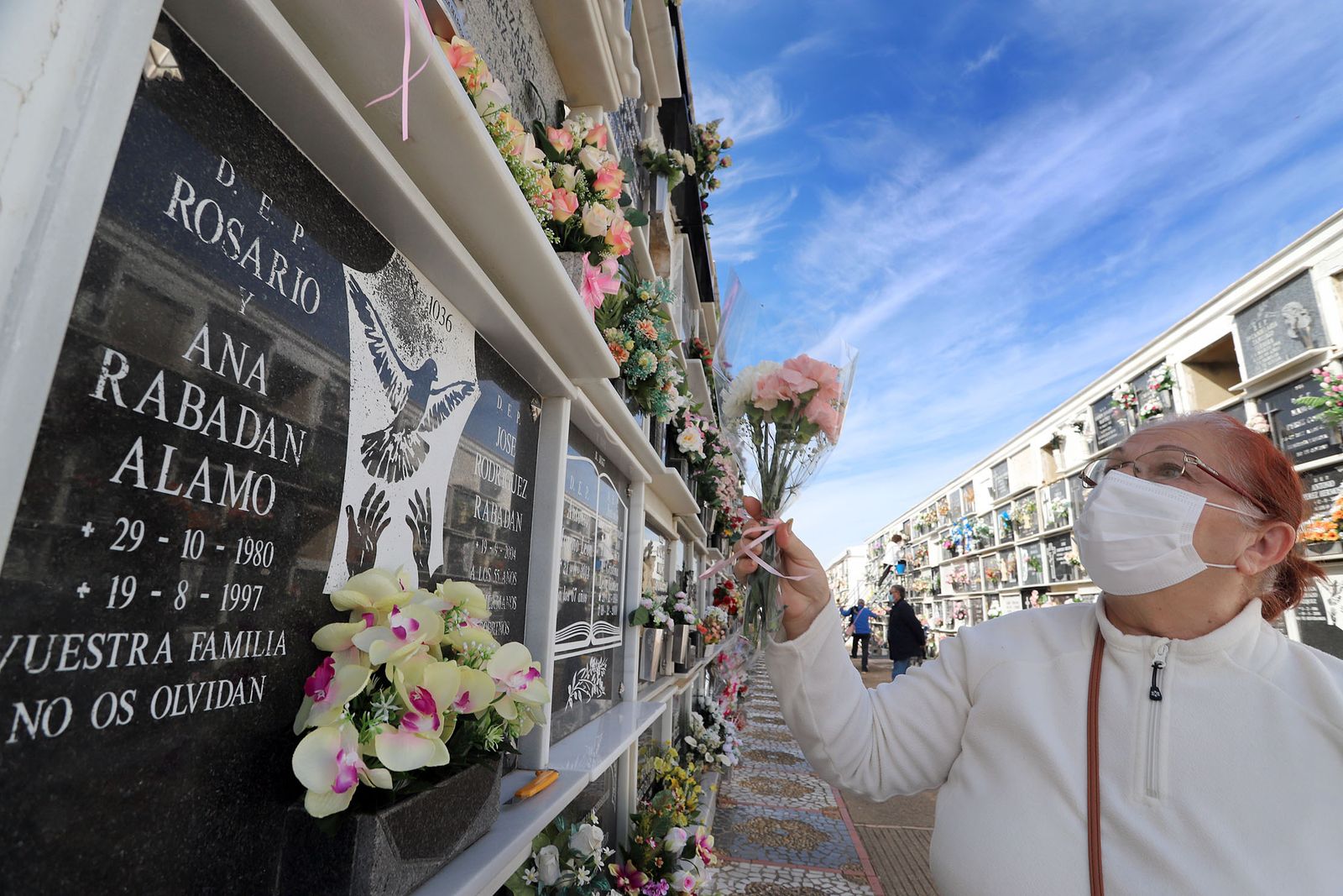 Imágenes de los preparativos en el cementerio de Huelva con motivo de la festividad de Todos los Santos