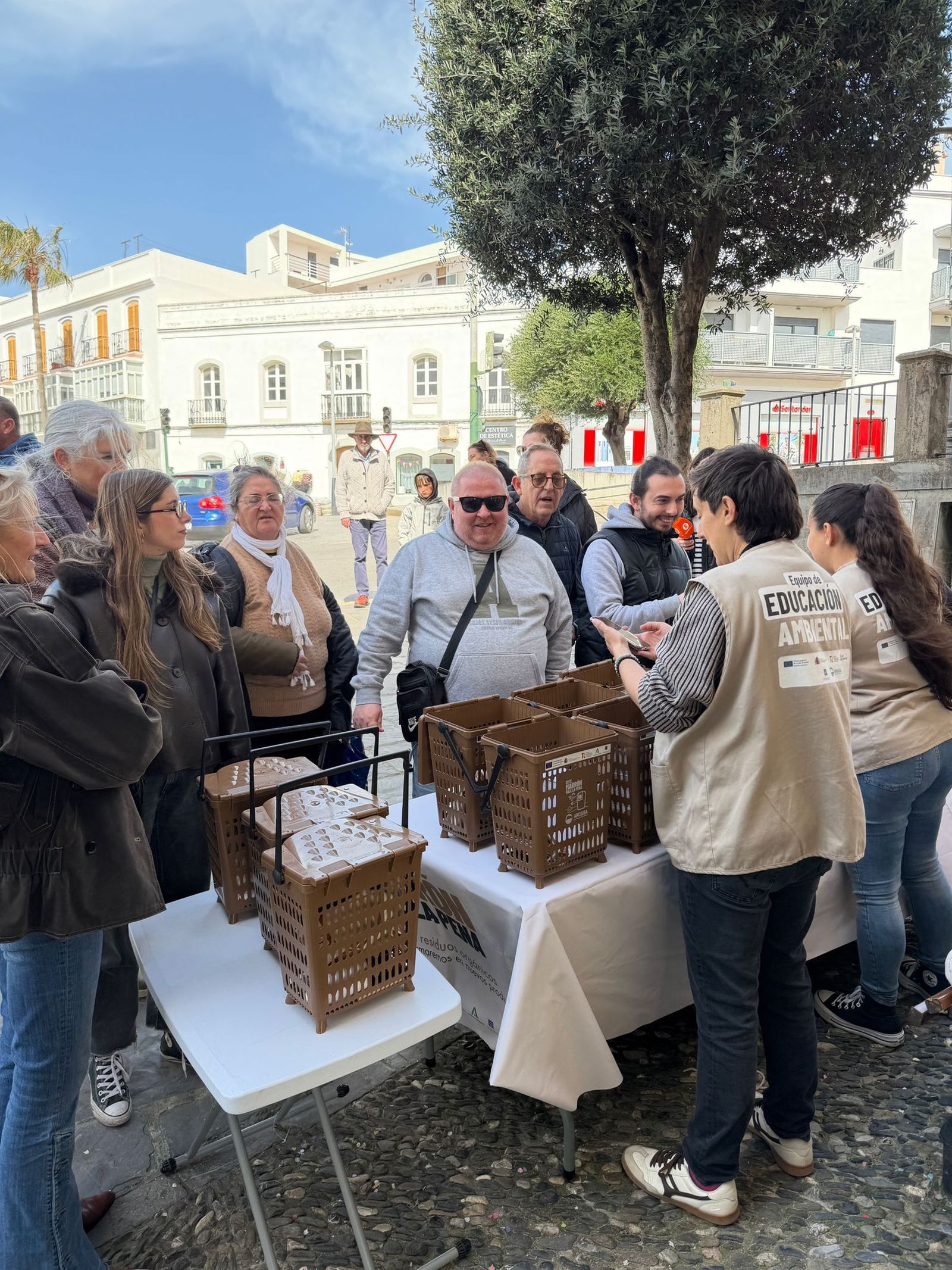 La campaña de la Mancomunidad y Arcgisa para el uso del contenedor marrón llega a Tarifa
