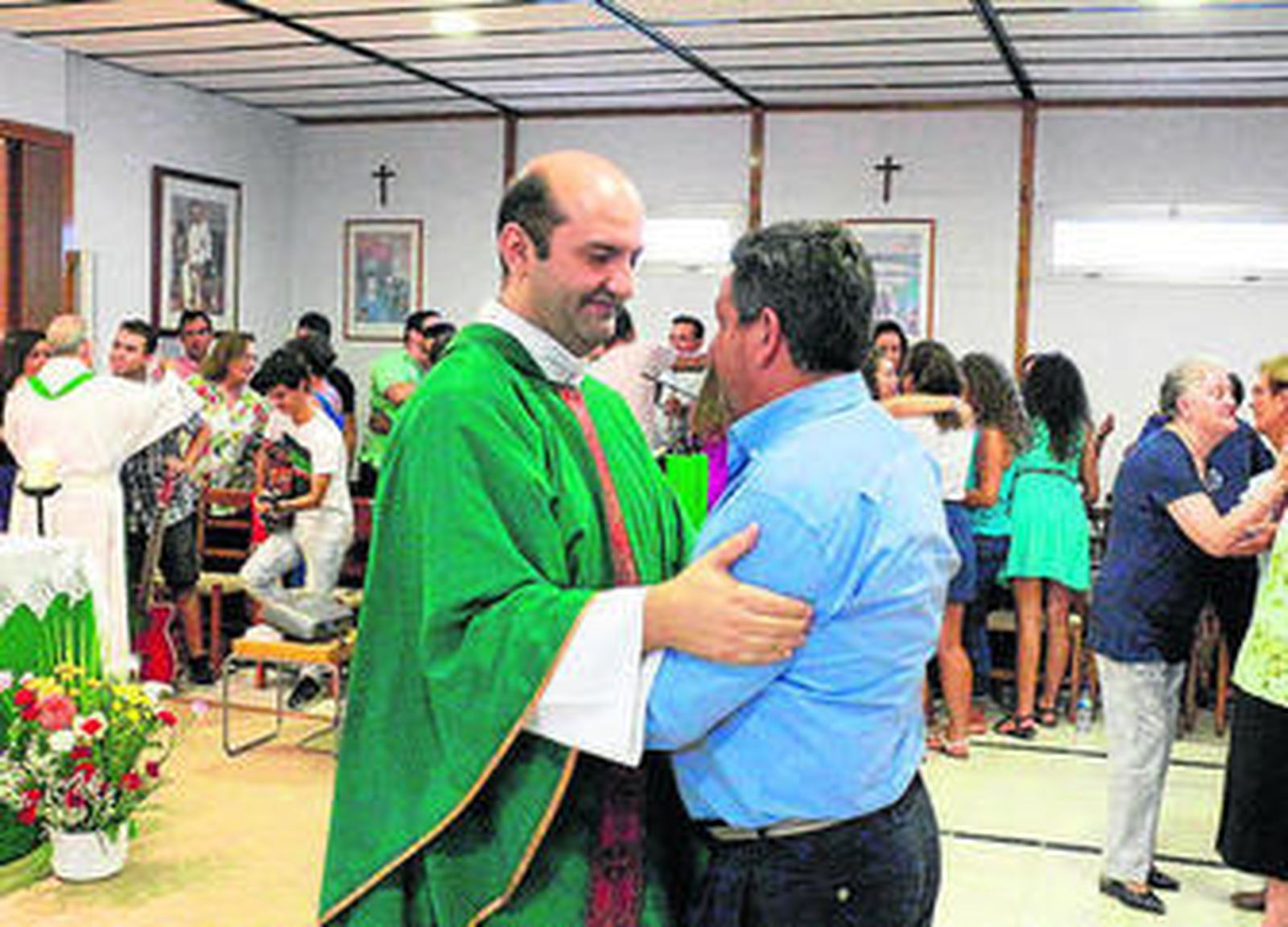 El alcalde saluda a Fernando Cordero, en el acto de despedida en Buen Pastor.