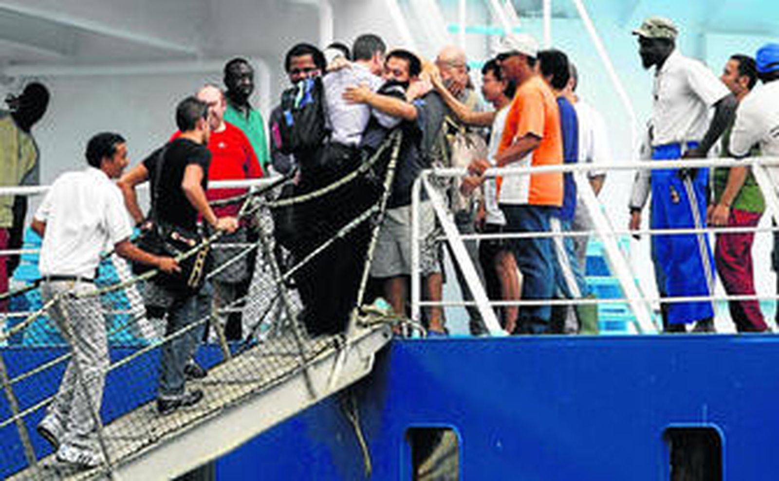 Los familiares, en el momento de acceder al atunero para abrazar a los suyos.