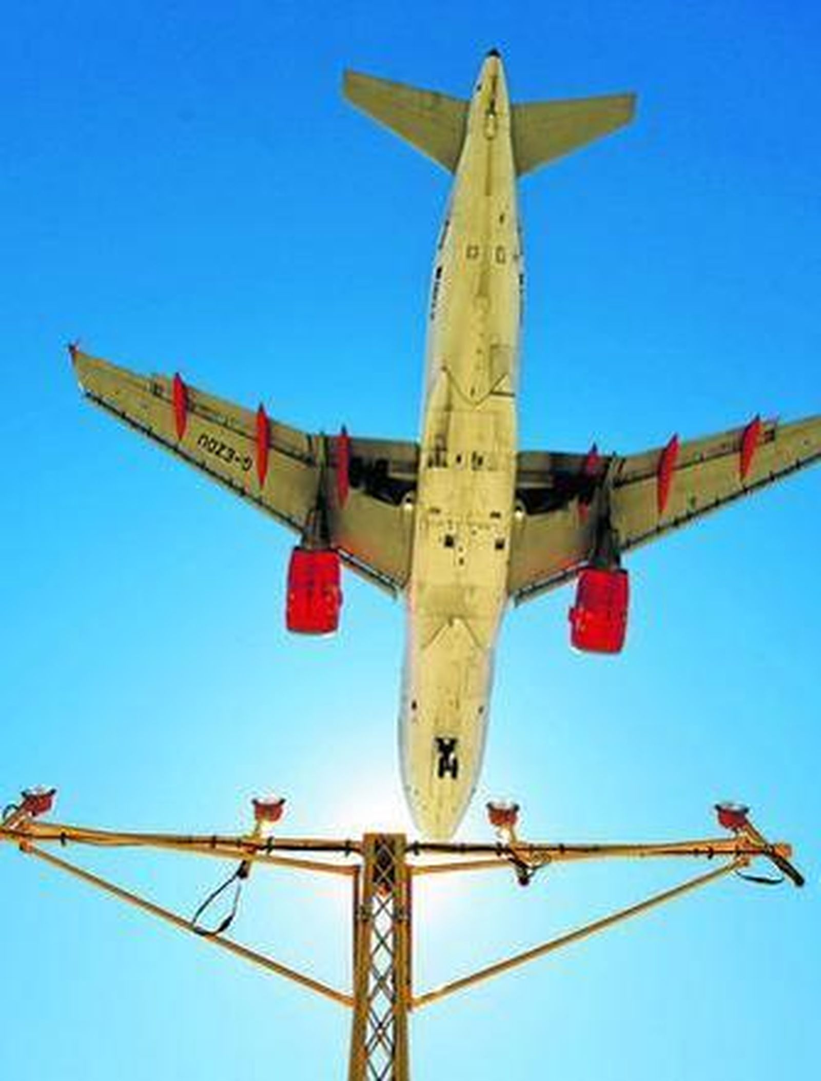 Un avión, a punto de aterrizar en el aeropuerto de Málaga.