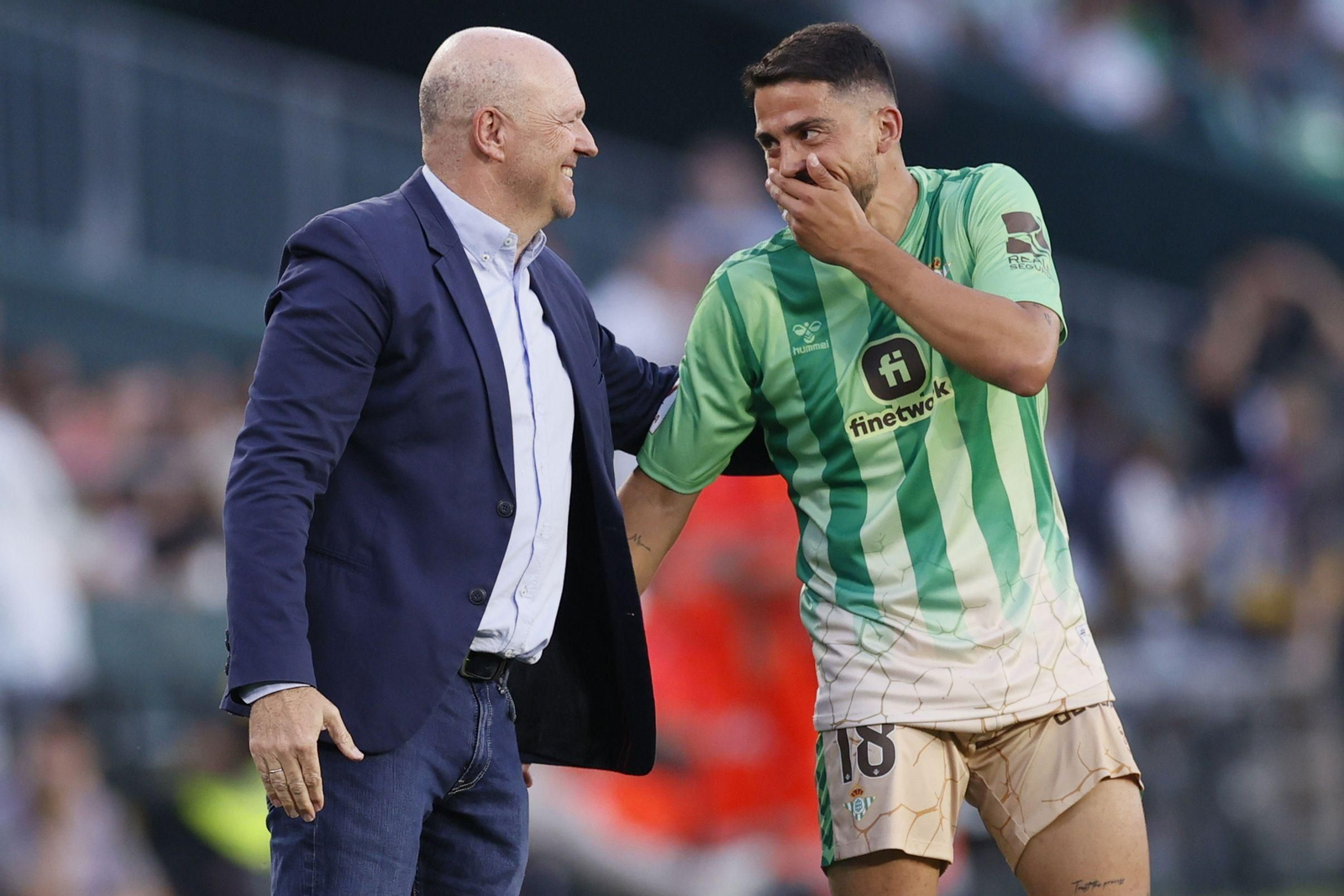 Pepe Mel dialoga con Pablo Fornals durante una acción del encuentro en el Benito Villamarín.
