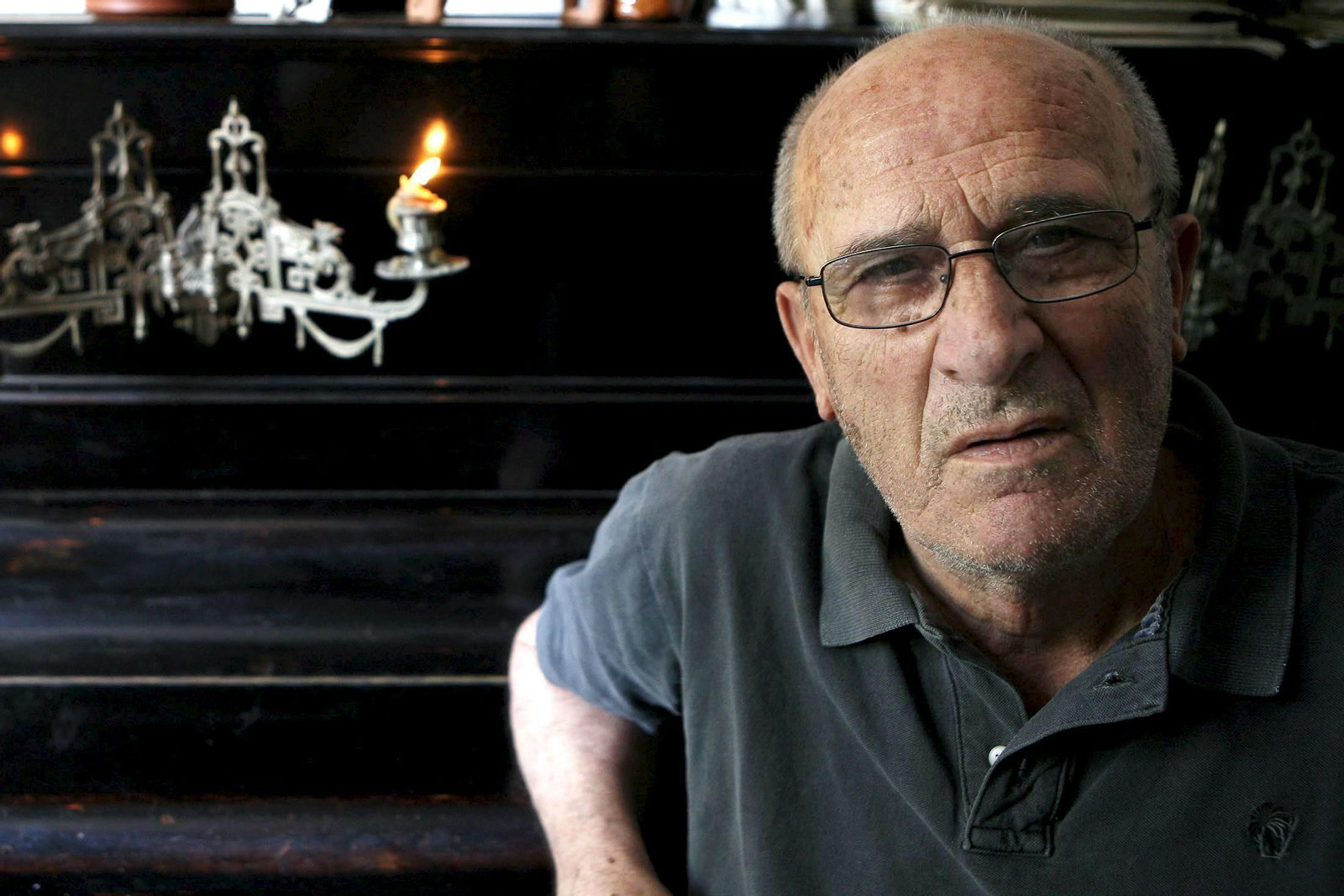 El escritor Miguel Romero Esteo (Montoro, 1930), en su casa de Málaga, en una imagen de archivo.