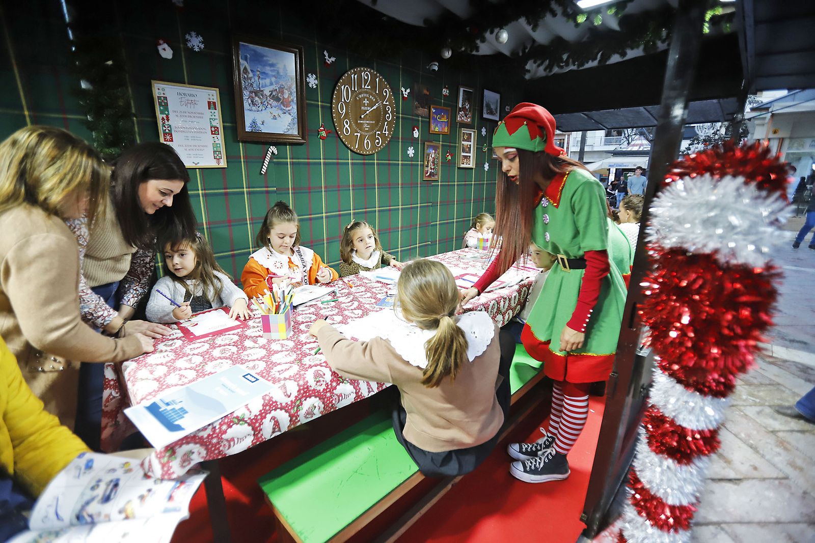 Imágenes del mercado navideño de la Plaza de Las Monjas
