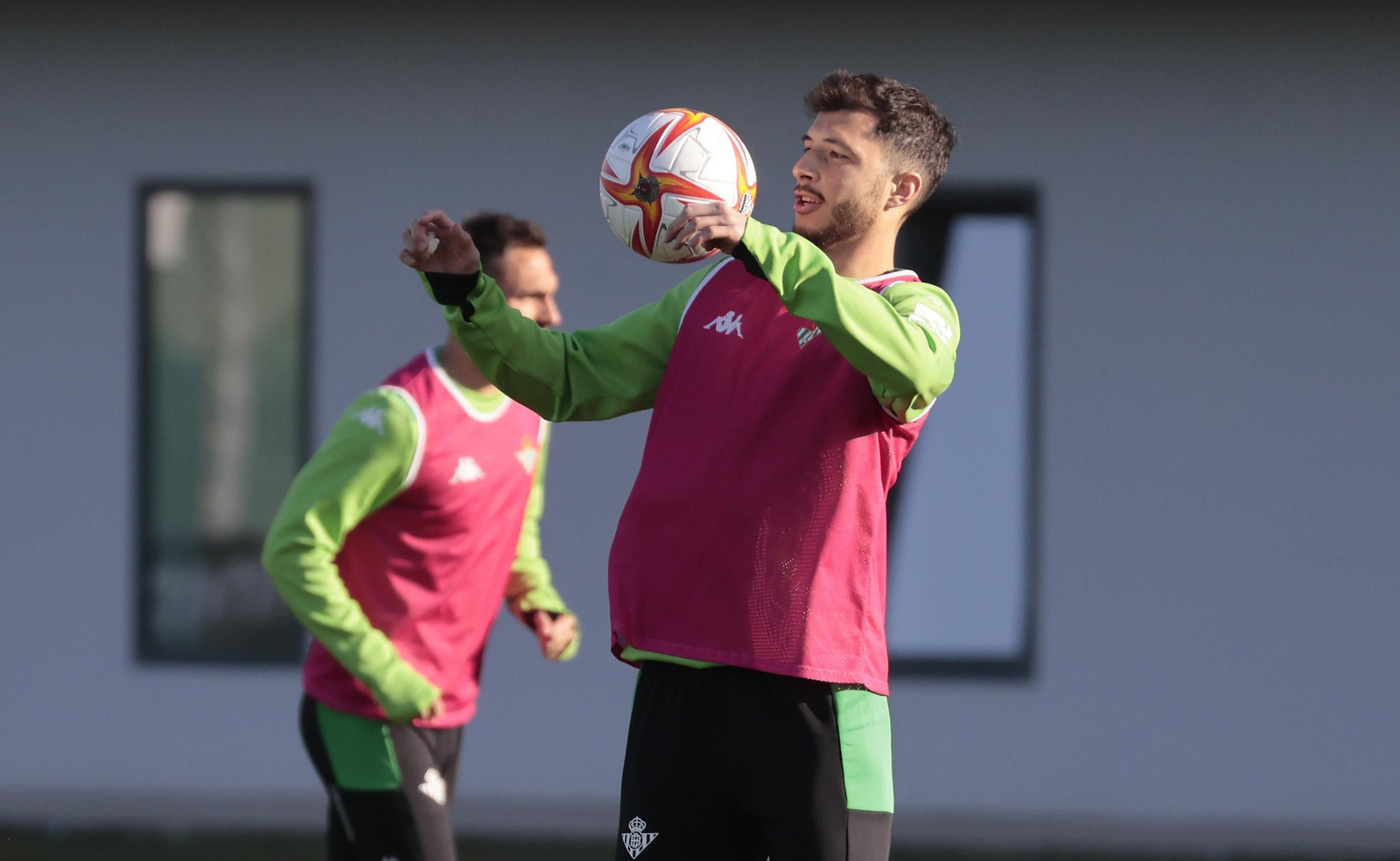 Guido controla el balón con el pecho en el entrenamiento de ayer.