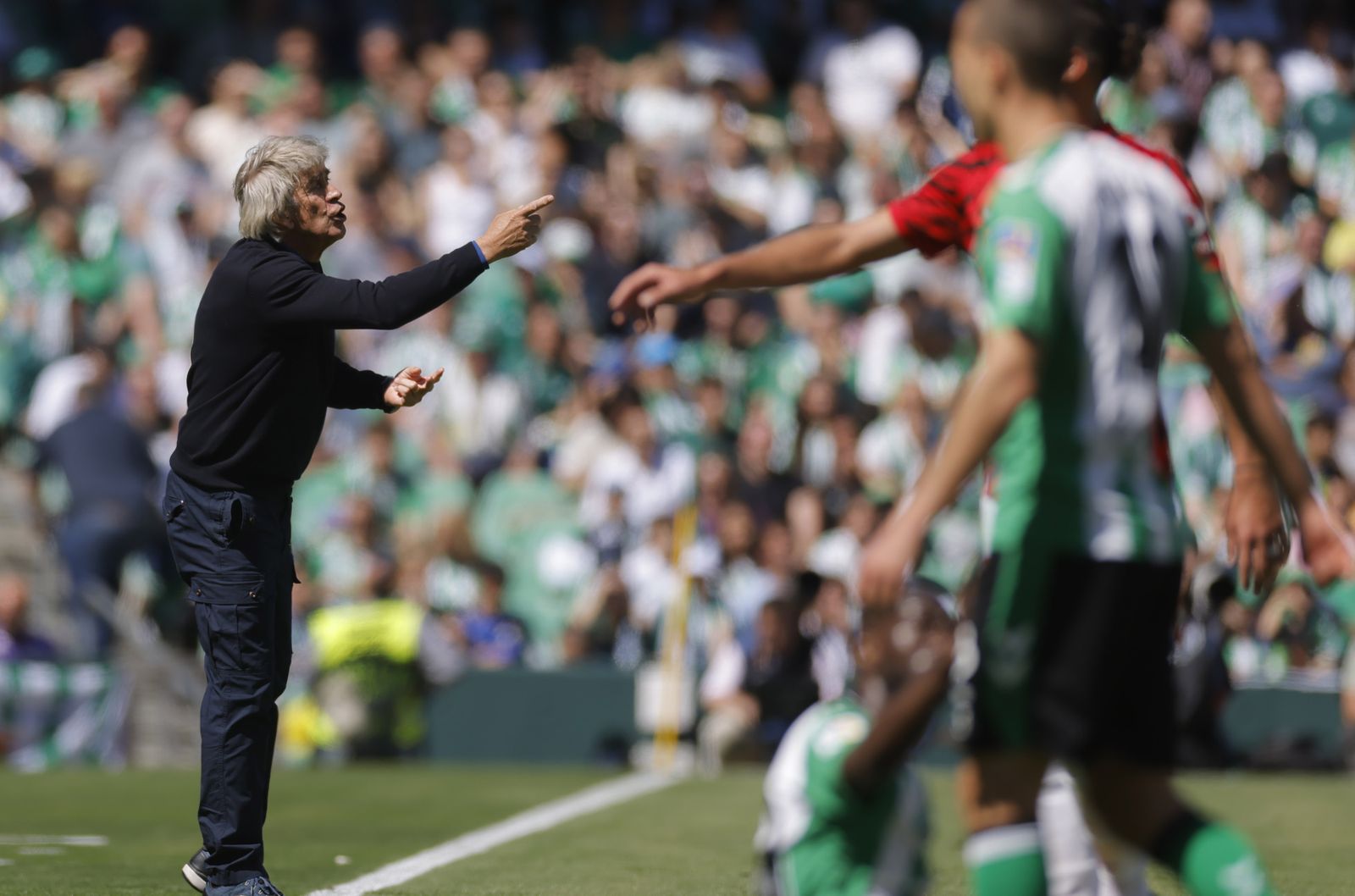 Pellegrini da instrucciones a sus futbolistas durante el partido contra el Mallorca.