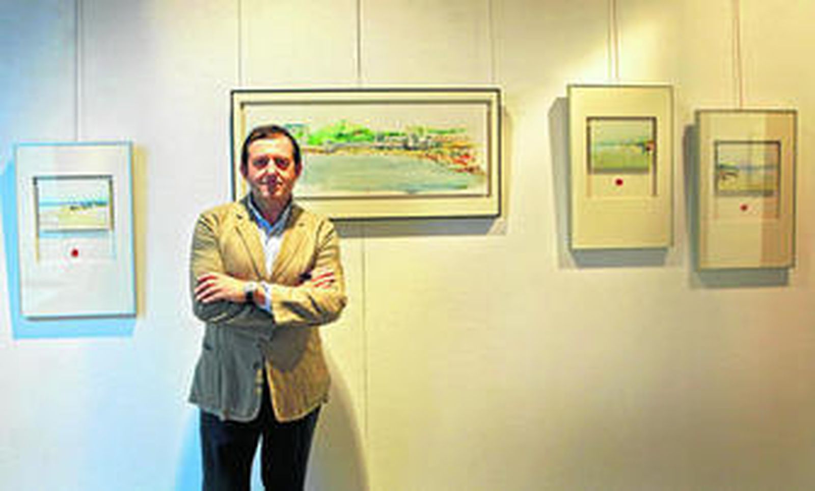 Alfonso Rodríguez posa ante su obra en el Colegio de Arquitectos de Cádiz.