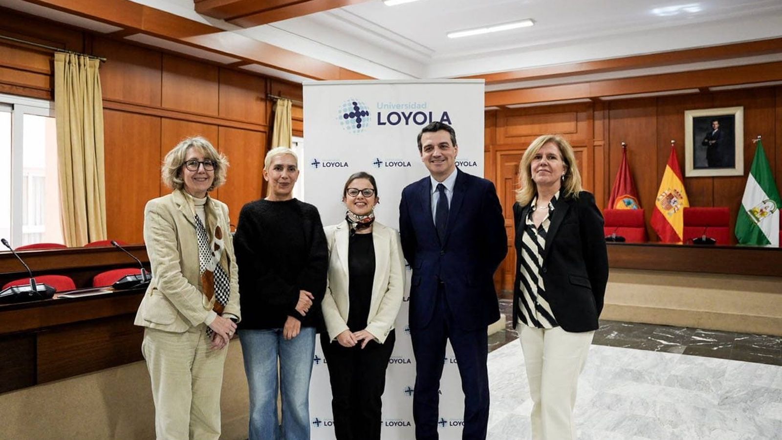 Dirigentes institucionales en la presentación del informe en el salón de plenos del Ayuntamiento de Córdoba.