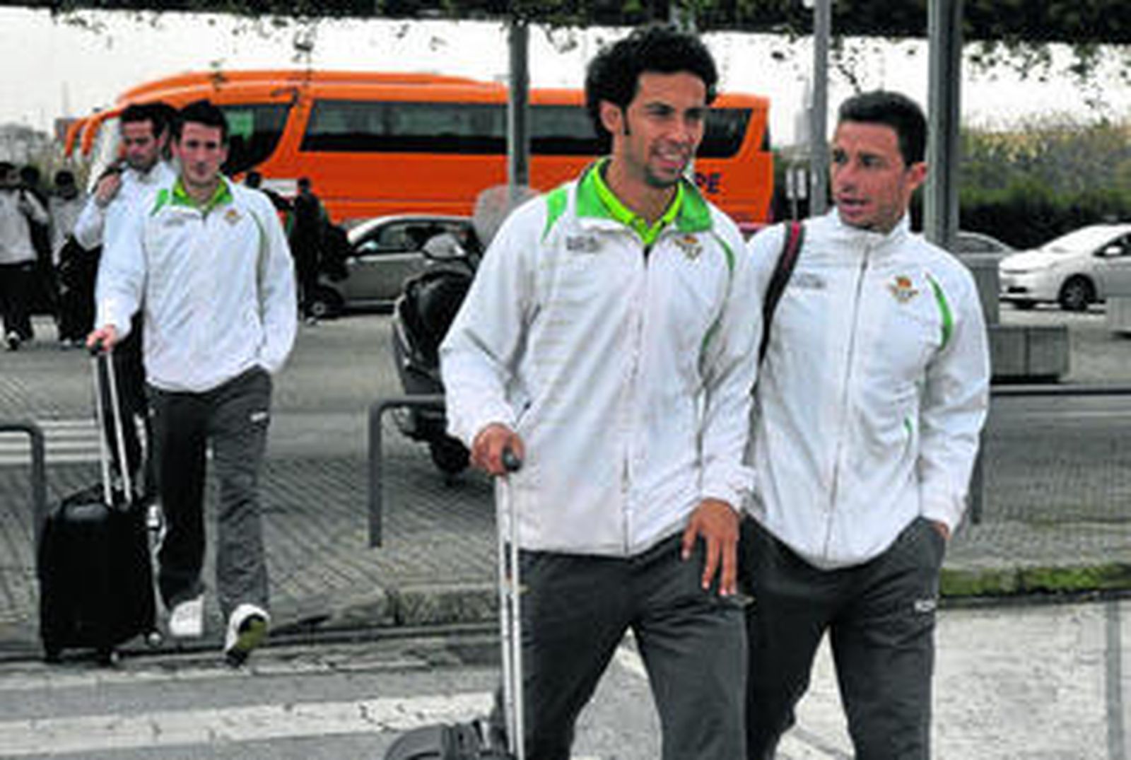 Iriney y Rubén Castro hacen su entrada en la estación de Santa Justa tras bajarse del autocar del equipo; tras ellos, Miki Roqué.