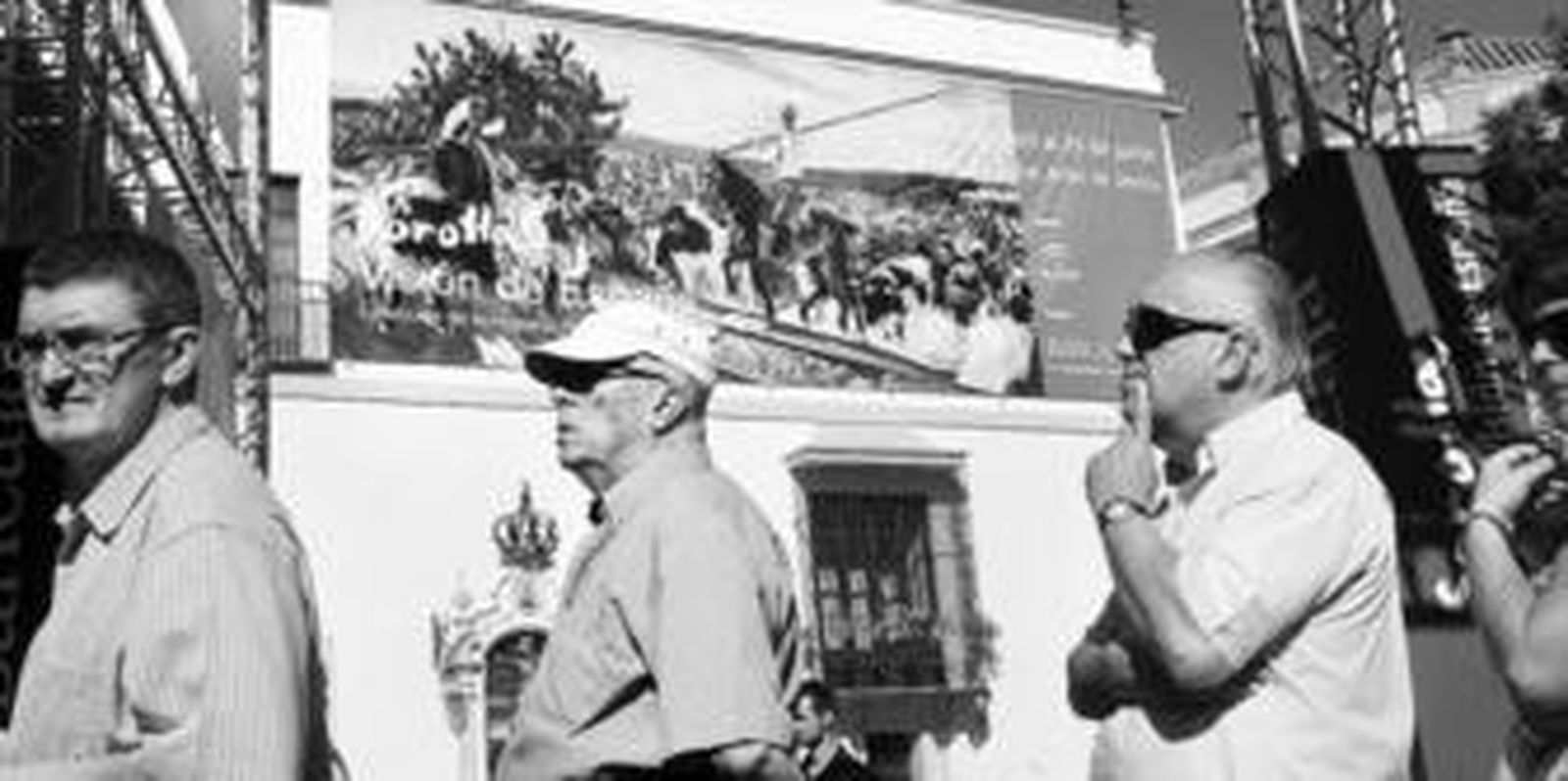 Visitantes de la exposición dedicada a Sorolla guardan cola en el exterior del Museo de Bellas Artes.