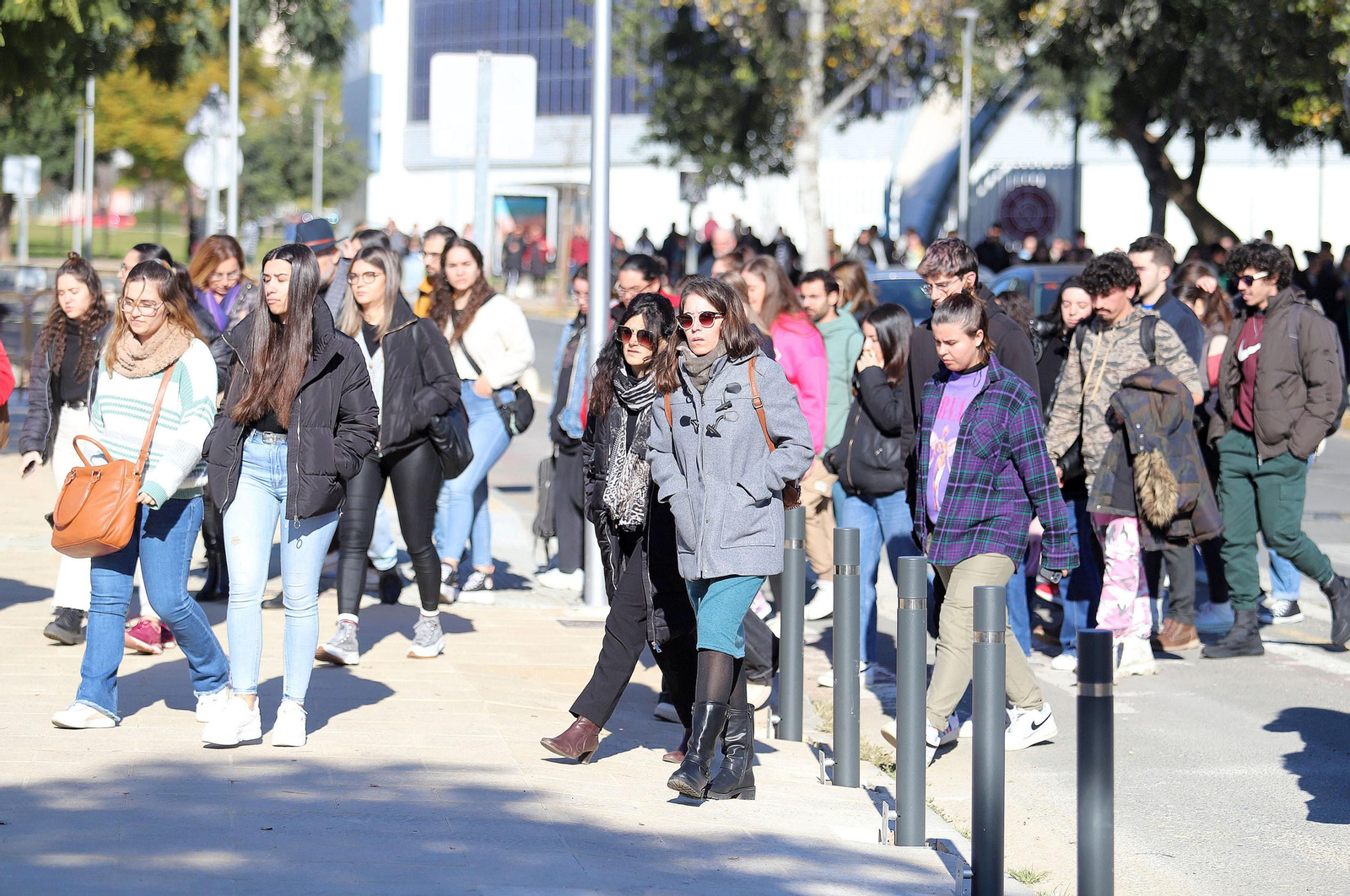 Imágenes del minuto de silencio guardado en la Universidad de Huelva en memoria de los estudiantes fallecidos en el incendio