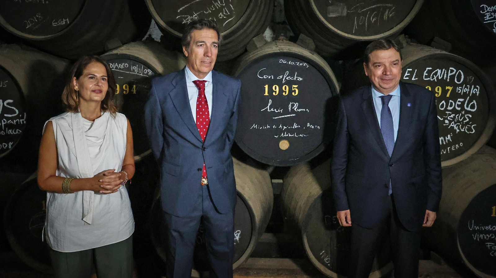 El ministro de agricultura Luis Planas vista la bodega de Wiliams & Humbert en Jerez