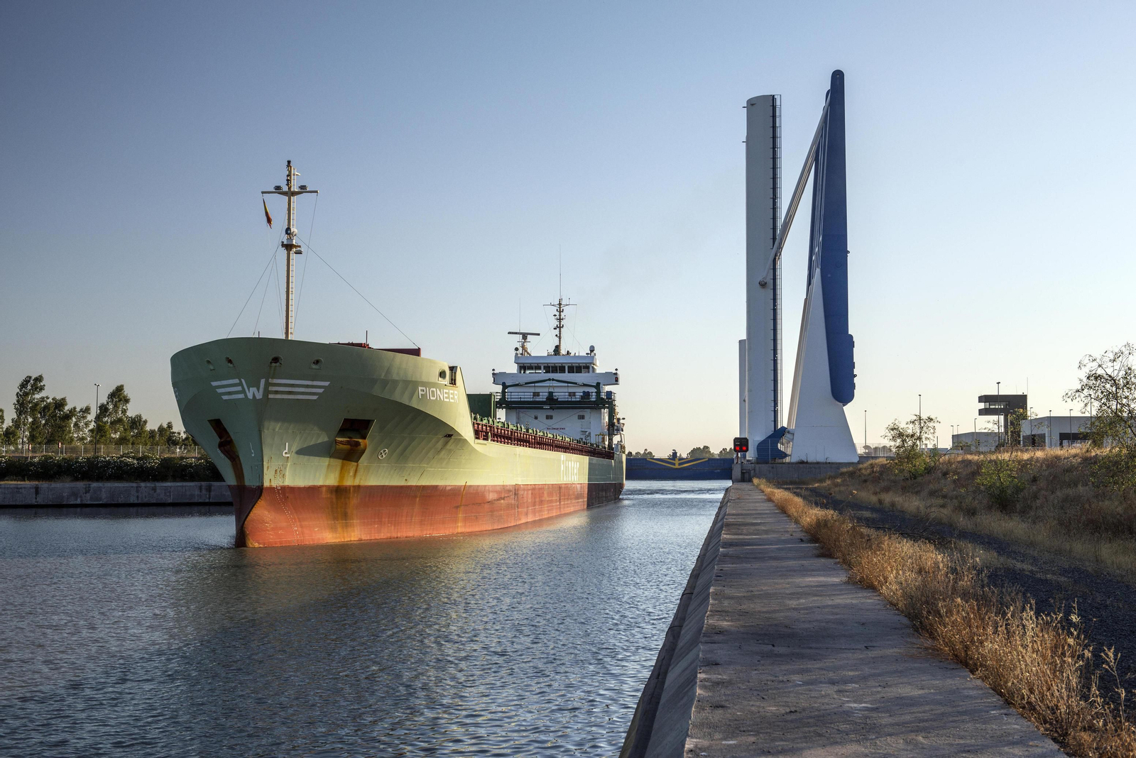 El acceso de un buque a Sevilla por el río