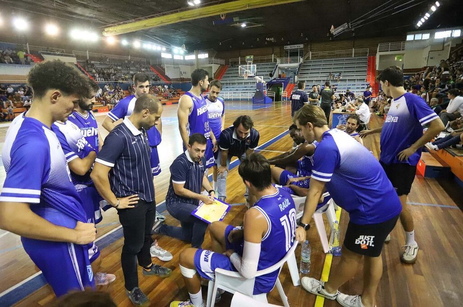 Pedro Vadillo da instrucciones durante el derbi de la pretemporada.