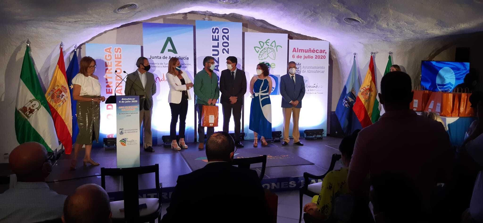 Acto de recogida de las banderas.