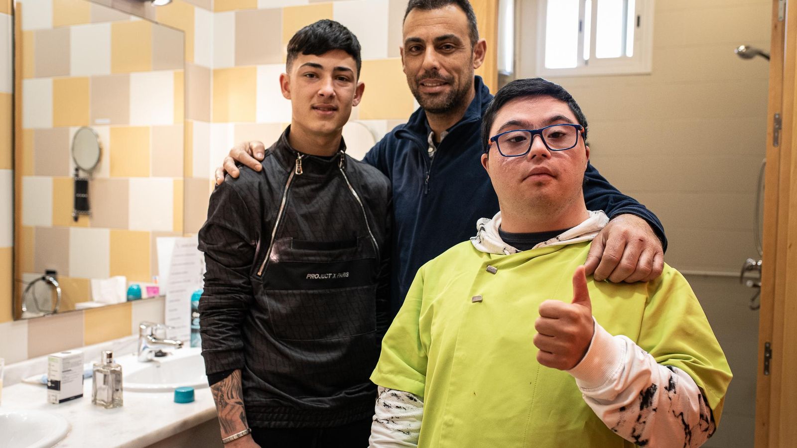 El profesor de Automoción, Jesús Manuel Cabrera, junto a un alumno de PFTVAL y otro de un ciclo formativo de Salesianos El profesor de Automoción, Jesús Manuel Cabrera, junto a un alumno de PFTVAL y otro de un ciclo formativo de Salesianos