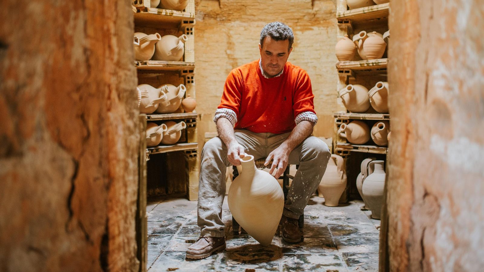 Juan Pablo Martínez Sánchez en su taller artesanal.