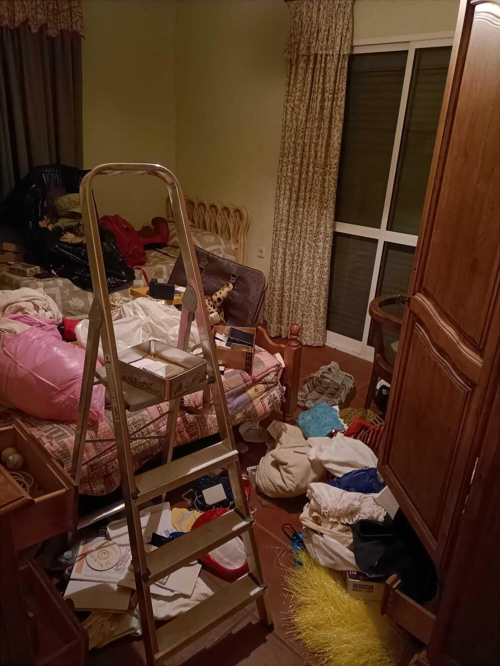 Habitación de una vivienda de Jarazmín tras ser asaltada el pasado 27 de noviembre.