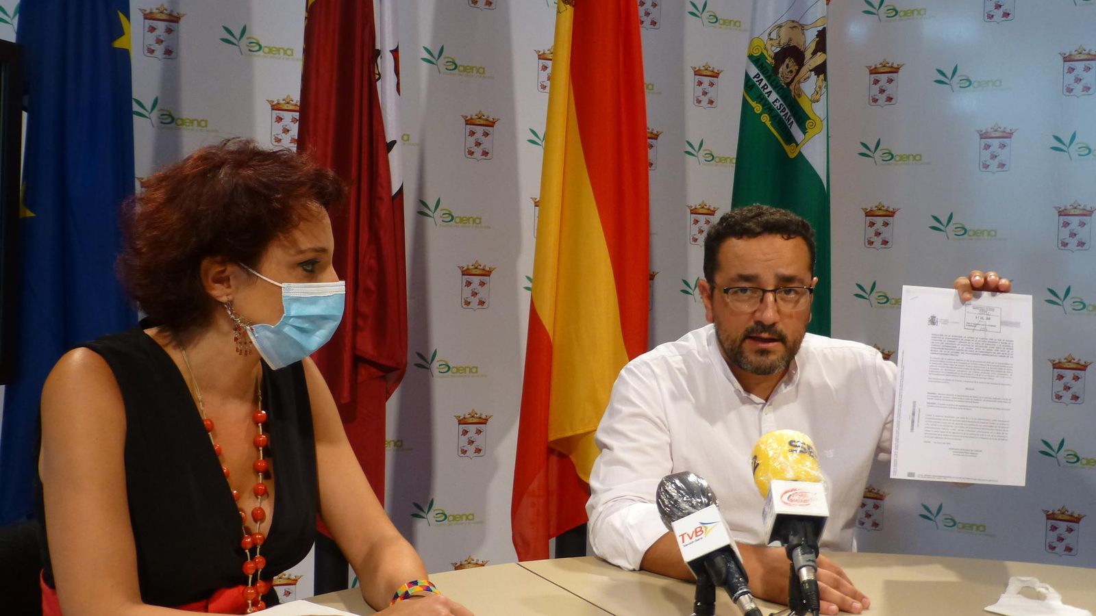 Mata y Rojano, del PSOE, en rueda de prensa.