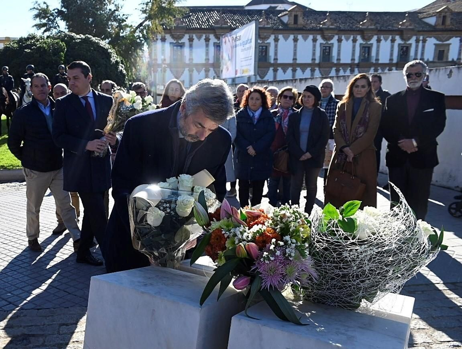 Las imágenes de la ofrenda floral a María de los Ángeles García y María Soledad Muñoz, policías locales asesinadas en acto de servicio en 1996.