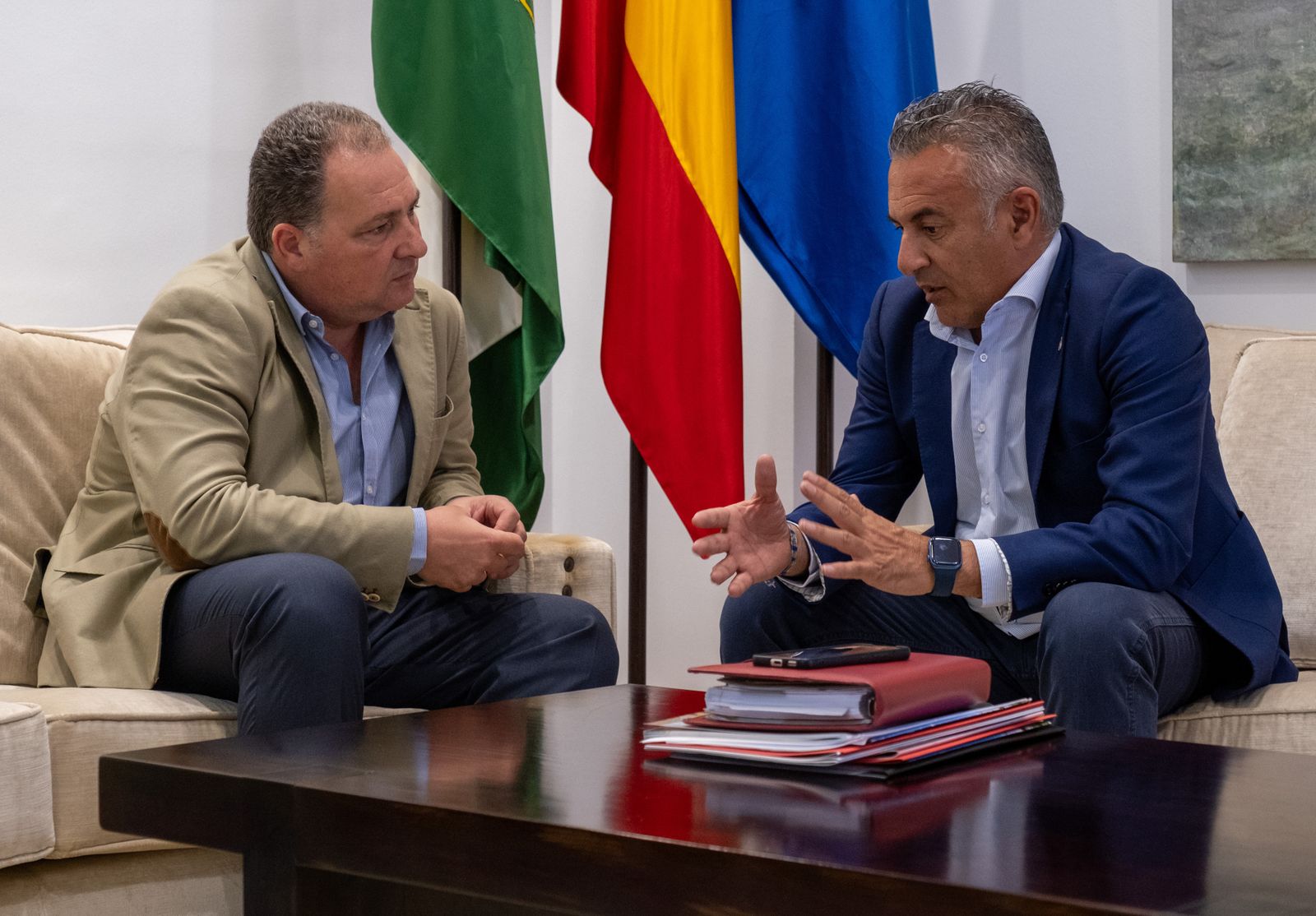 El presidente de la Diputación en su reunión con el alcalde de Isla Cristina.