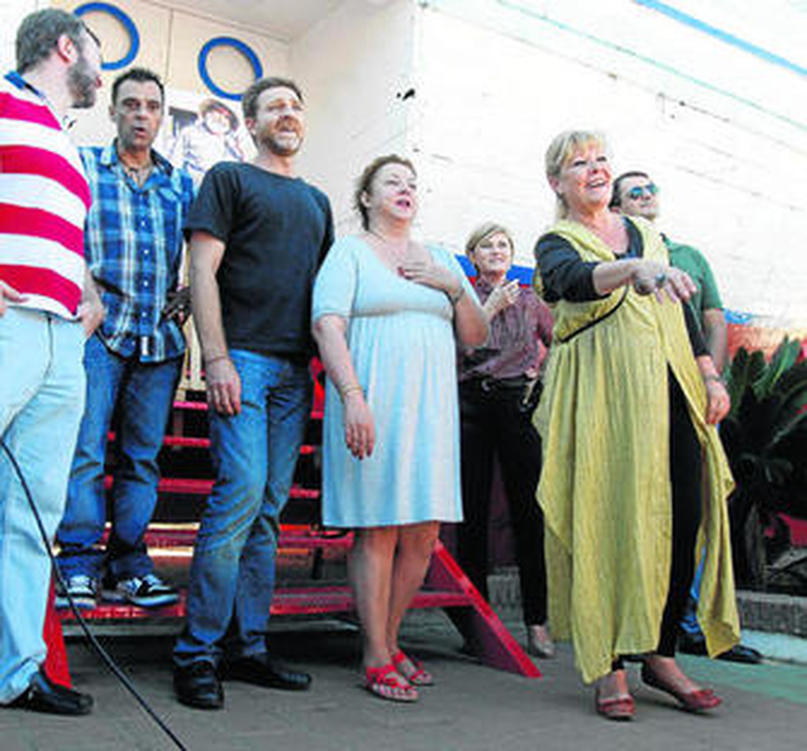 1. María Garralón, que interpretaba a Julia, al frente del grupo integrado por Juan José Artero, Miguel  Ángel Valero, José Luis Fernández, Pilar Torres, Cristina Torres y Gerardo Garrido. 2. Los vecinos de Nerja recorrieron en bicicleta el centro histórico. 3. Una peculiar carroza paseó a los actores por la localidad.
