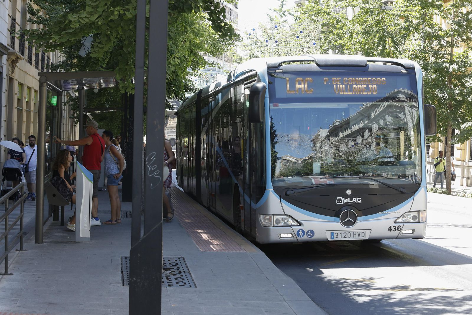 Un autobús de la Línea de Alta Capacidad (LAC) recoge viajeros en una de las paradas de la Gran Vía de Colón.