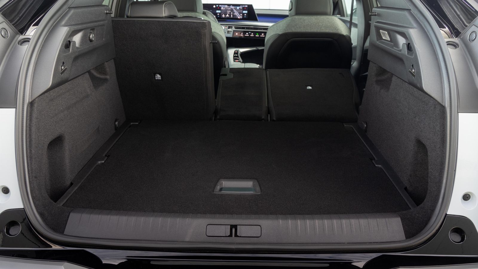 El maletero, que no es muy grande, tiene un suelo móvil para, por ejemplo, llevar debajo del mismo los cables de carga -aunque exigirá sacar el equipaje si los necesitamos-, así como para  enrasar con los respaldos traseros cuando se abaten.