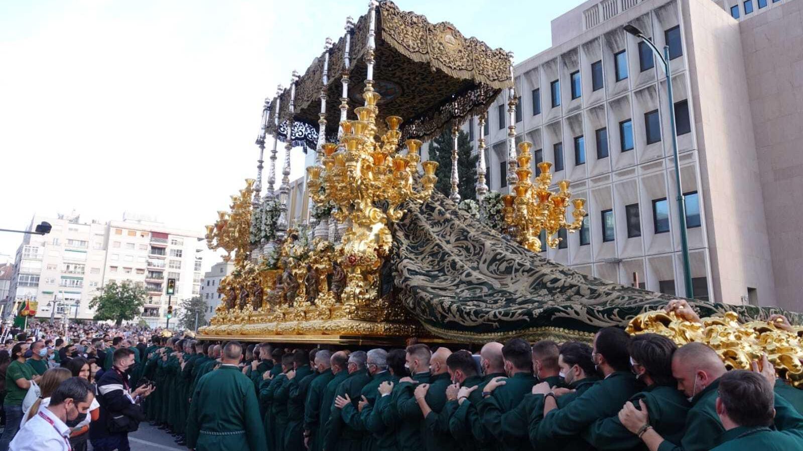 La Esperanza en la procesión Magna de Málaga La Esperanza en la procesión Magna de Málaga