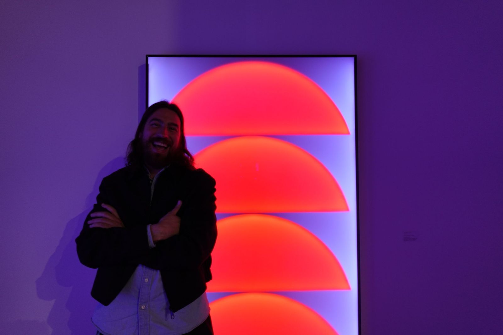 Cachito Vallés junto a una de sus obras en el stand de Luis Adelantado en ARCO