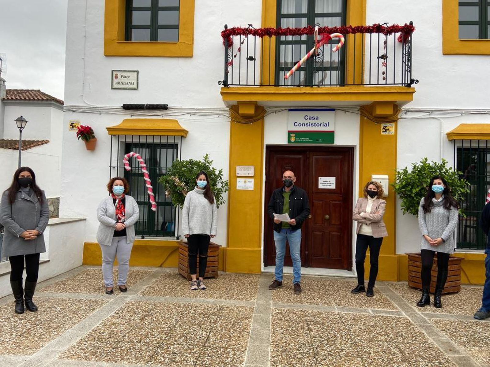 Concentración realizada este jueves en el Ayuntamiento de Torrecera, encabezada por su alcalde Francisco Arcila.