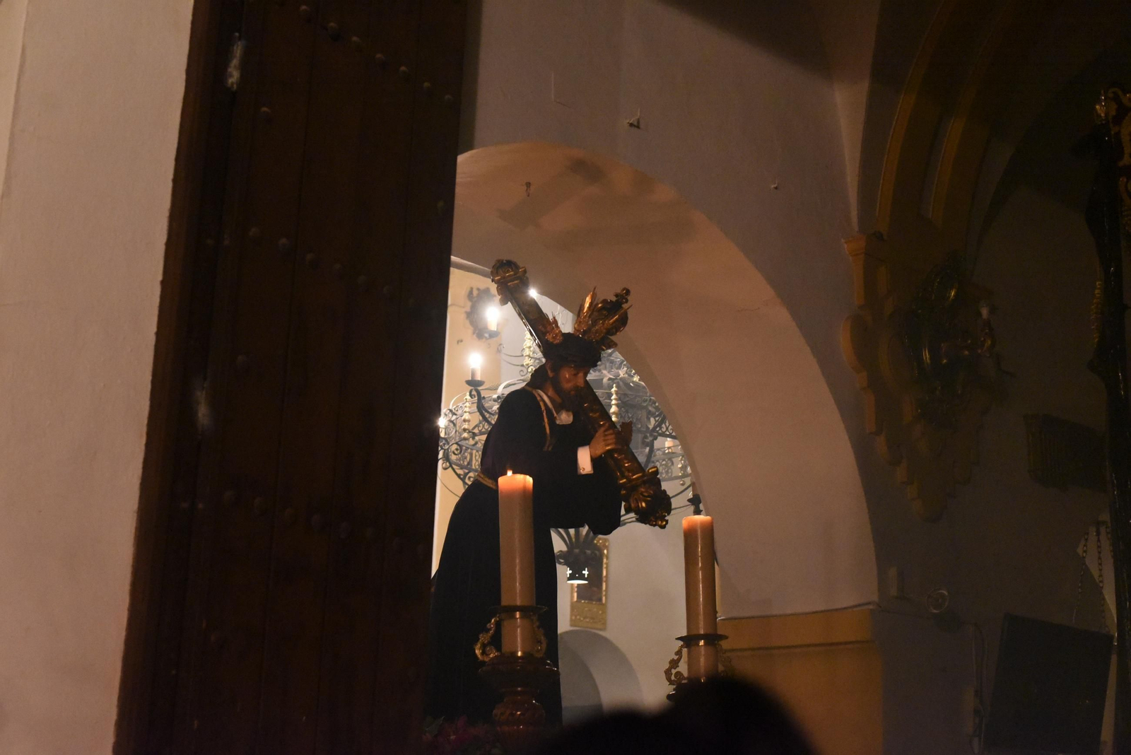 El vía crucis del Señor de Pasión por las calles de San Basilio, en imágenes