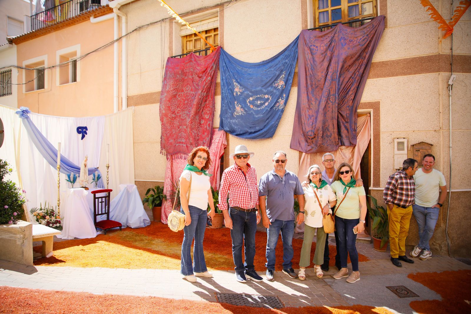 Así es la gran alfombra de serrín para que levite la Virgen de Fátima de Tíjola