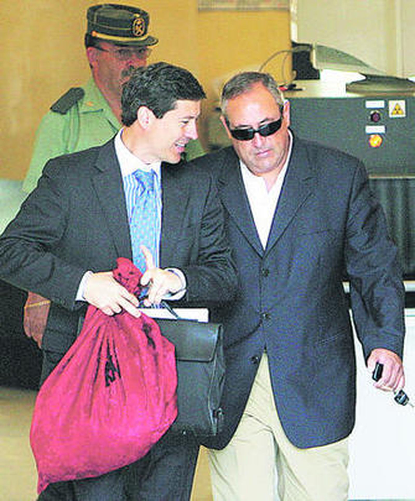 Carlos Carretero (d) y su abogado, Alfredo Velloso.