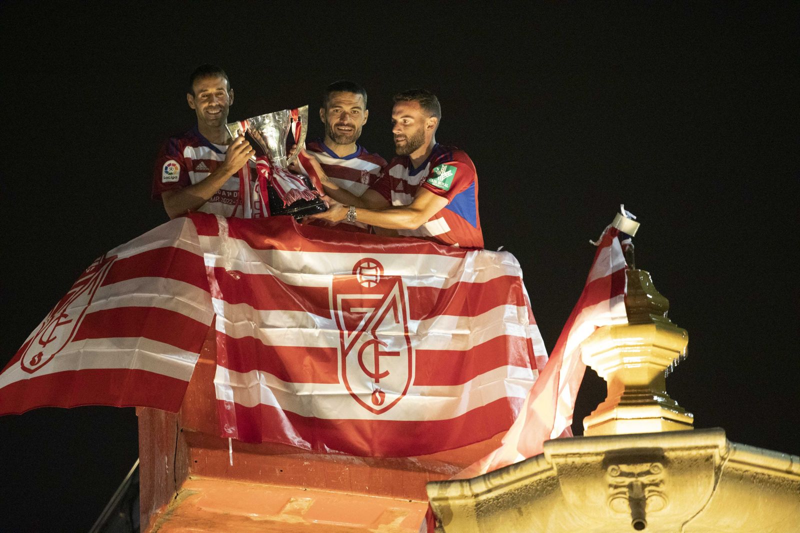 Los granadinistas Víctor Díaz, Jorge Molina y Quini, con la copa de campeones de la Liga de Segunda.