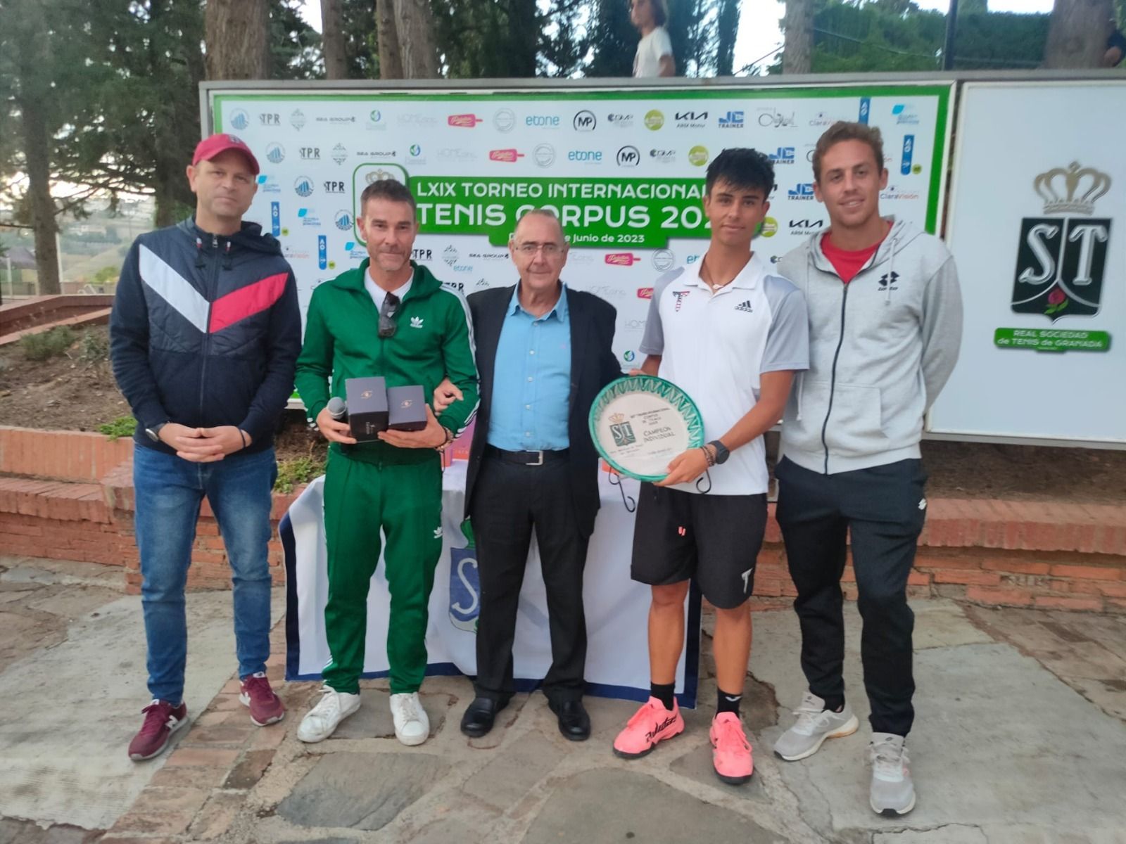 Roberto Carballés fue uno de los presentes en el Torneo para entregar los trofeos.
