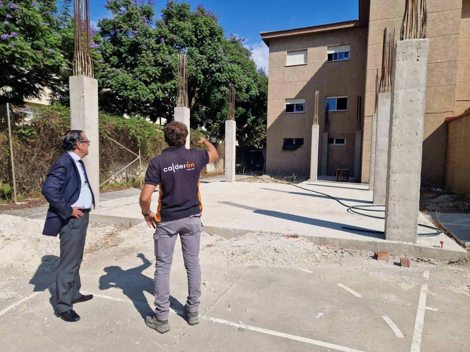 El delegado territorial de Desarrollo Educativo y Formación Profesional y de Universidad, Investigación e Innovación, Miguel Briones, visita el IES Fernando de los Ríos de Málaga.