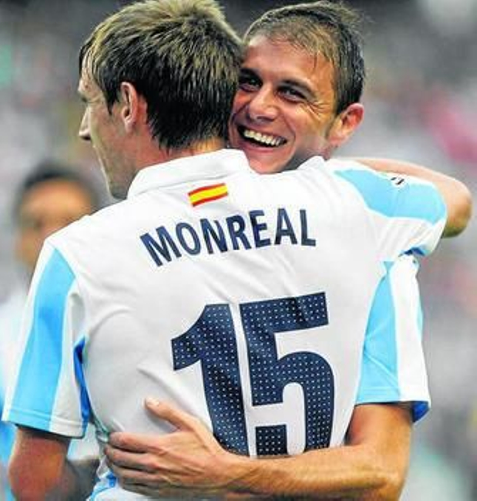 Joaquín es abrazado por Monreal en el Málaga-Betis de la ida.