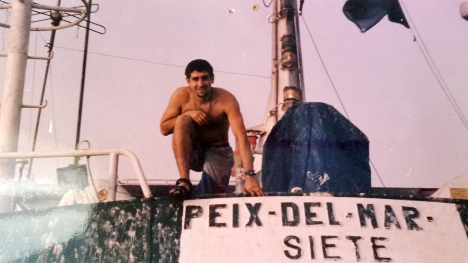 José Antonio Hernández, con 21 años, a bordo del arrastrero naufragado en 1998