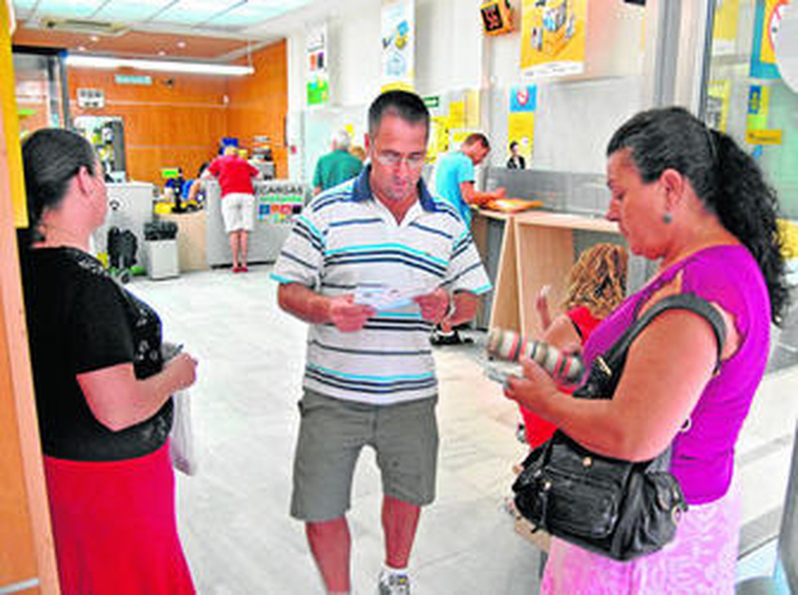 A pesar de que en las dependencias de la calle Jesús Nazareno se anuncia un horario de apertura de mañana y tarde, la oficina ha reducido la jornada.