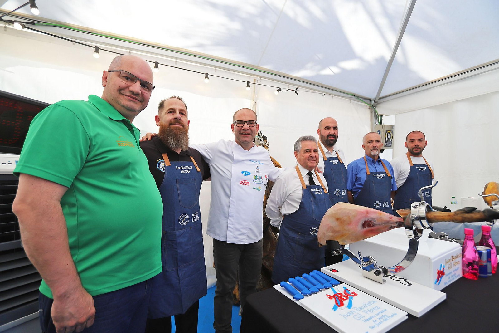 Imágenes del inicio del intento de conseguir el récord Guinnes de cortar jamón en Huelva