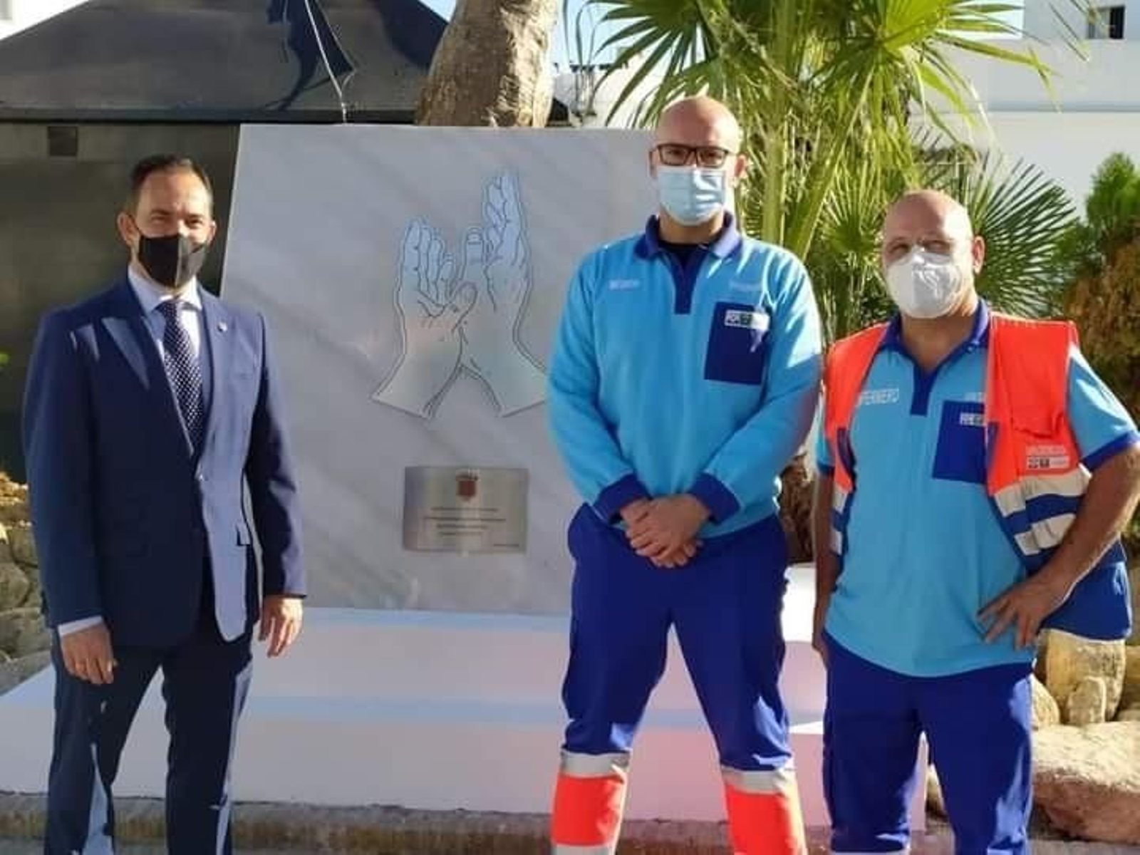 El alcalde junto al director del centro de salud tras descubrir el monolito.