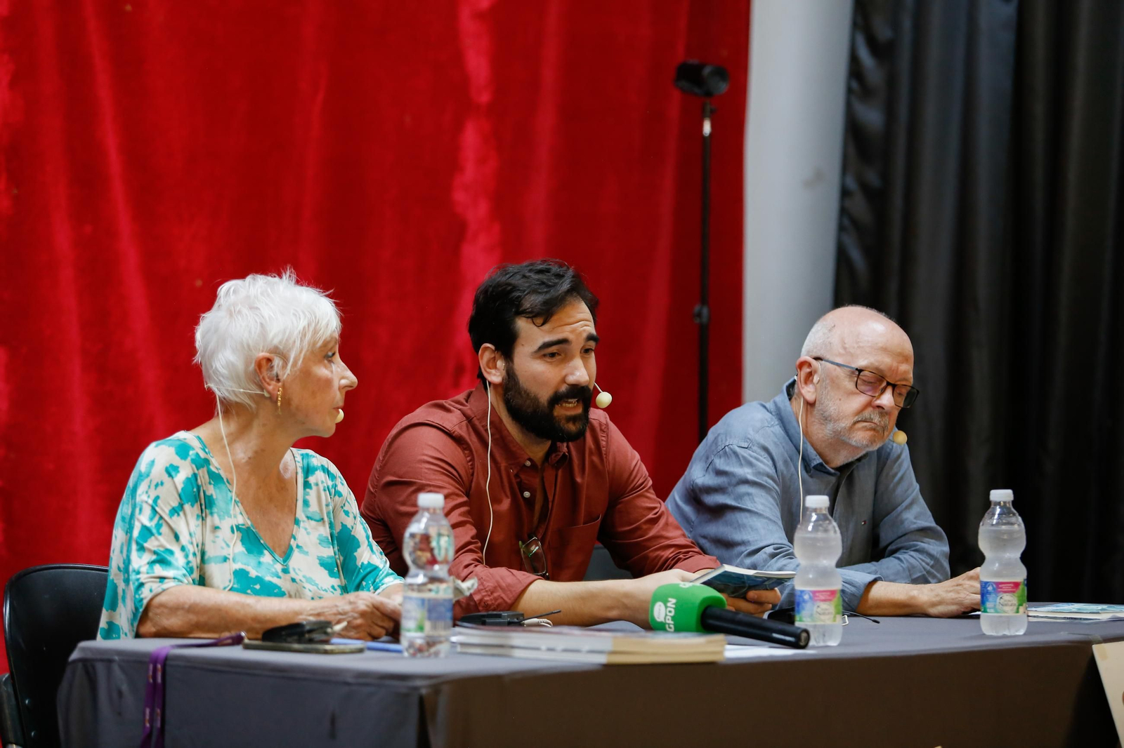 Las fotos de la exposición "Pasen y lean" de Enríque Martínez en la Casa de la Cultura de La Línea